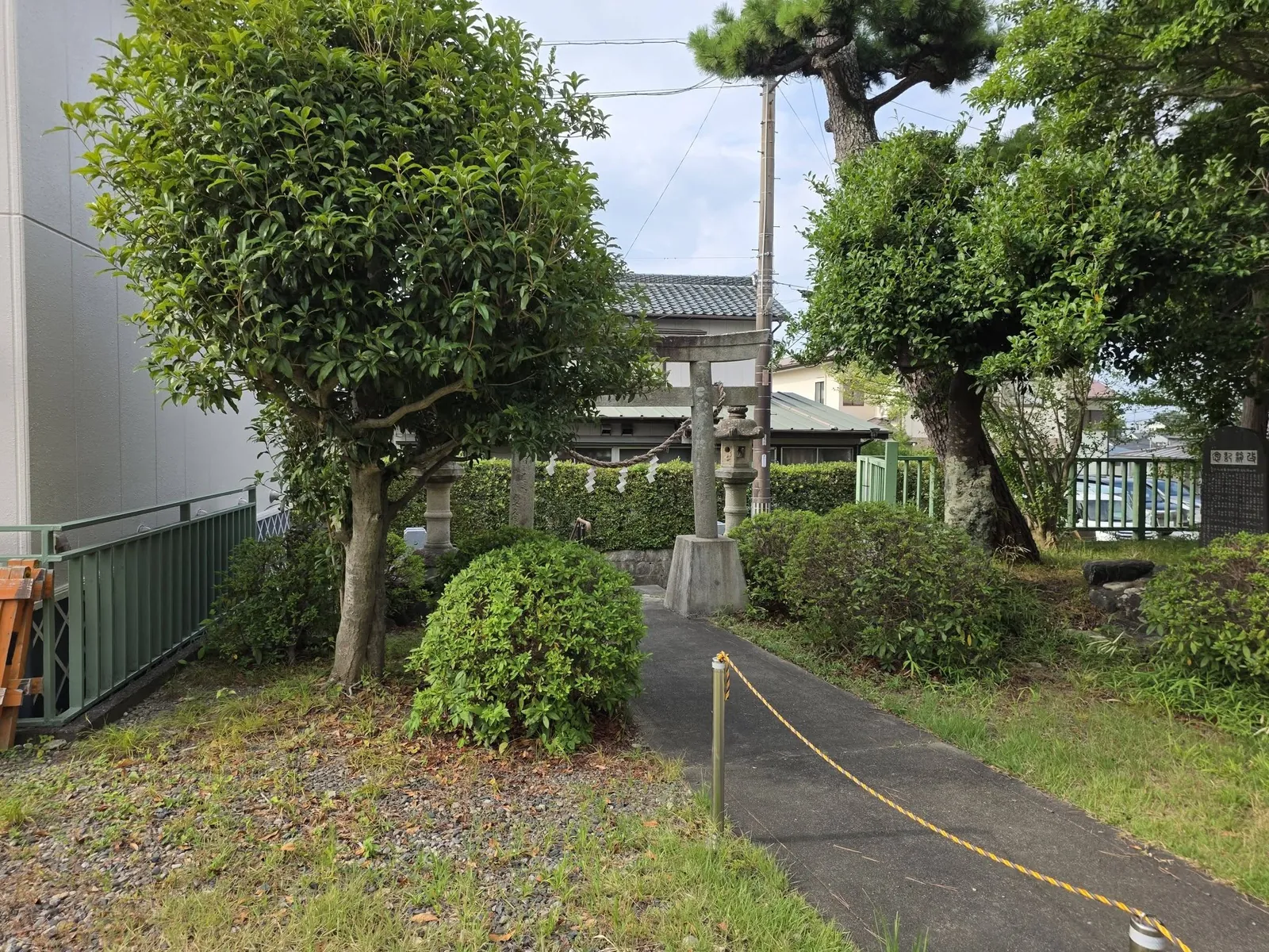 前面道路から境内へ続く参道。