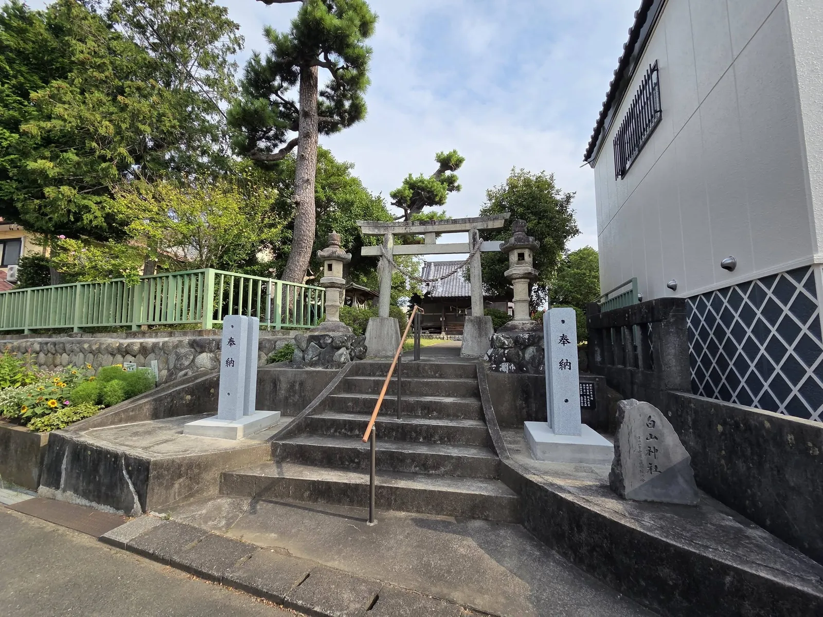 石造鳥居と石段、社殿の全景。