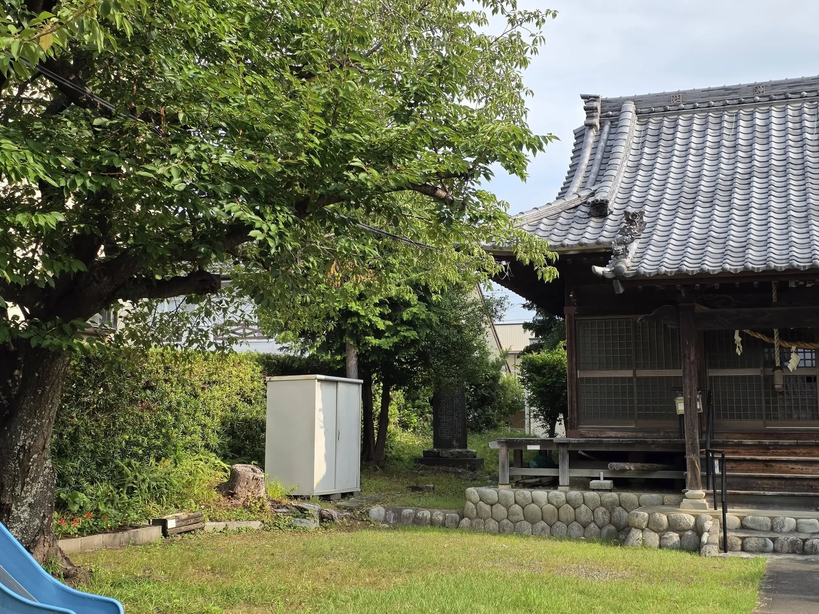 社殿を斜め前方から見る。