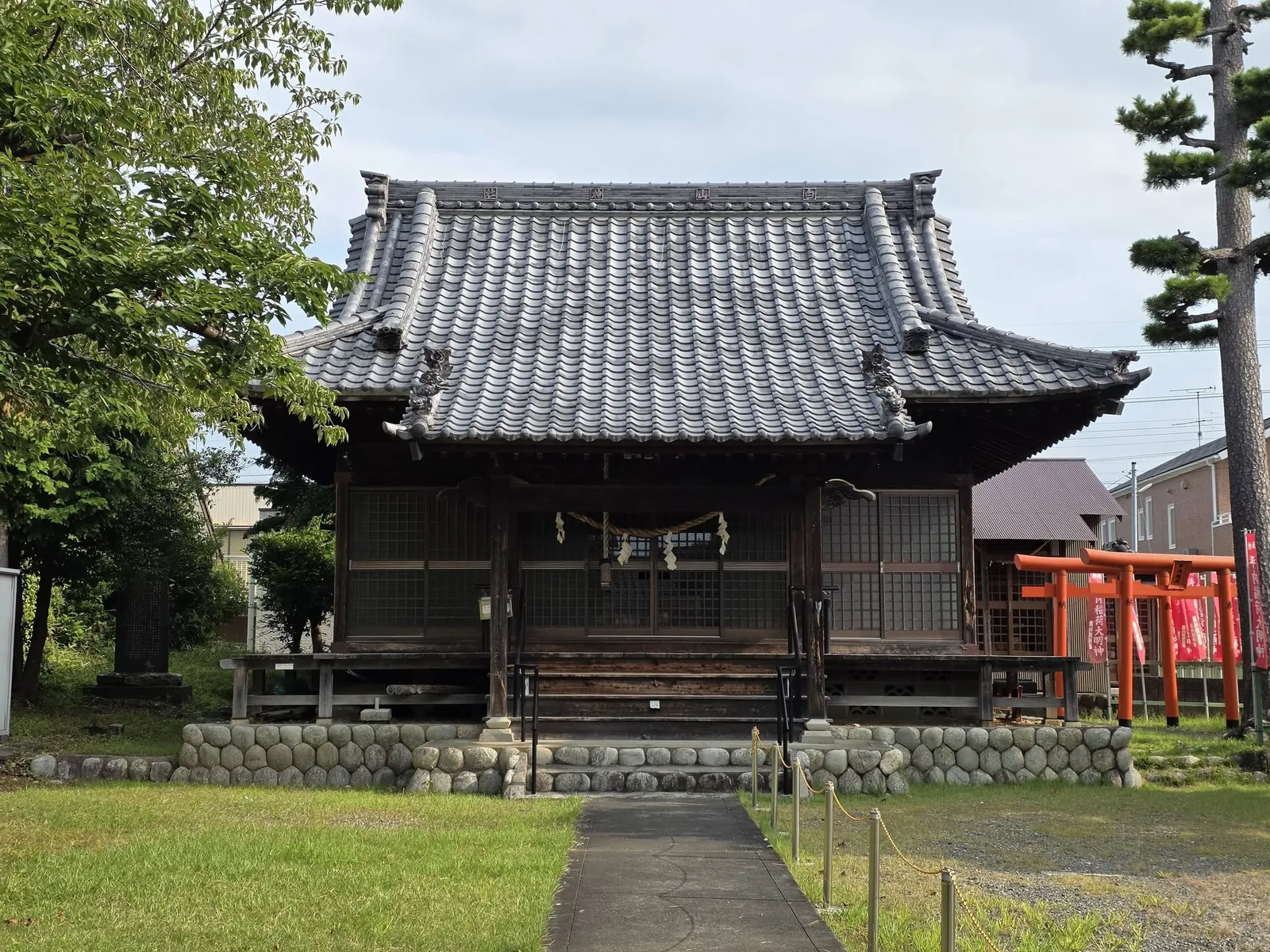 参道正面から見た白山神社の社殿。