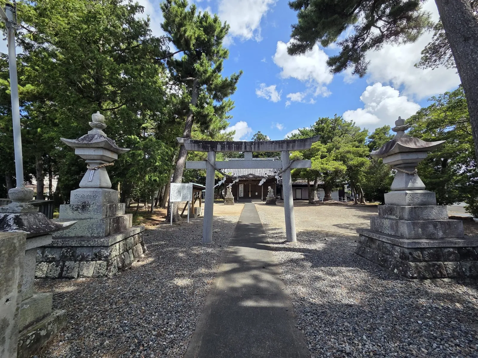 石造鳥居から参道越しに白山神社の社殿を望む。
