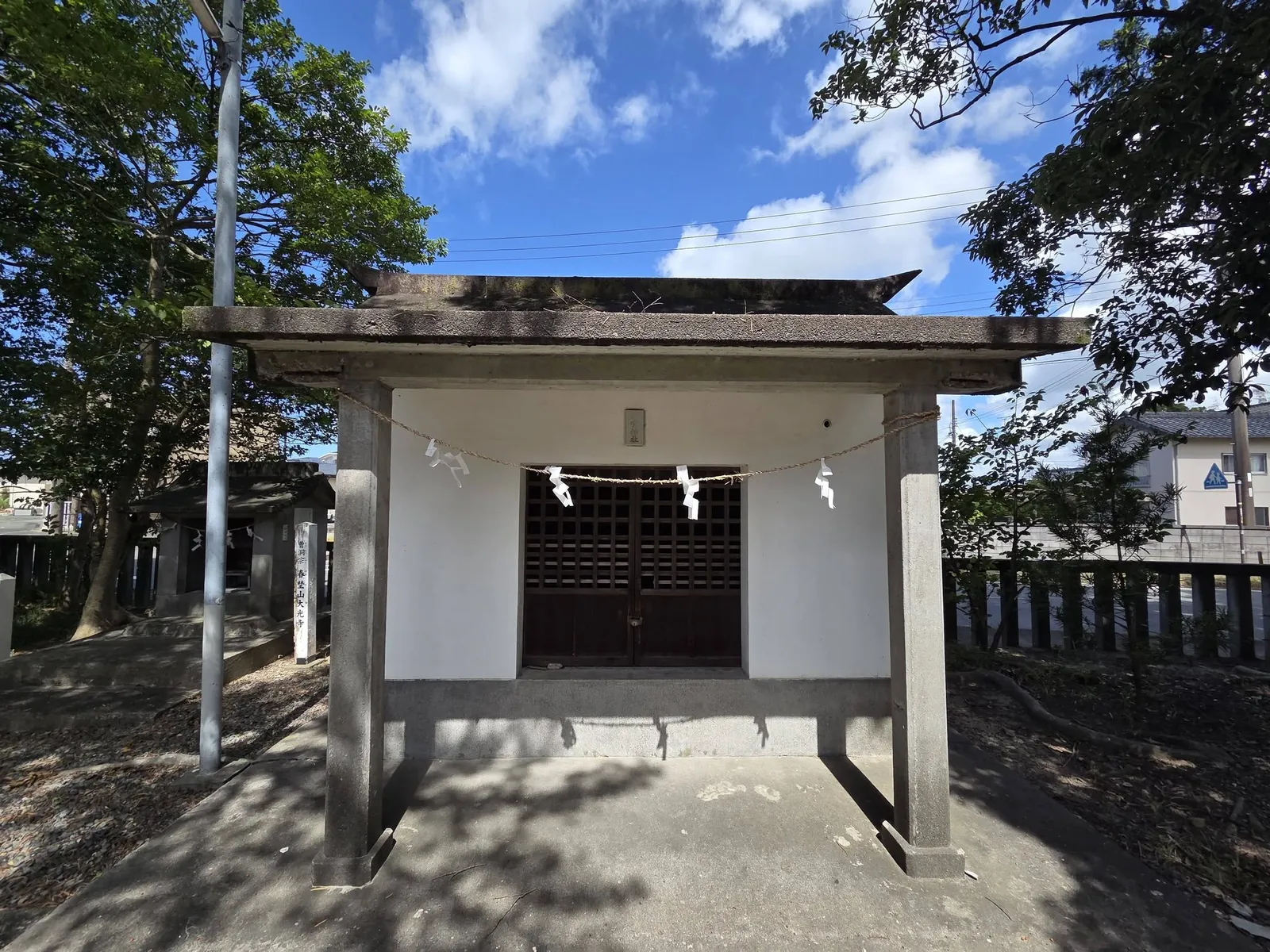 境内に祀られた小社の正面。