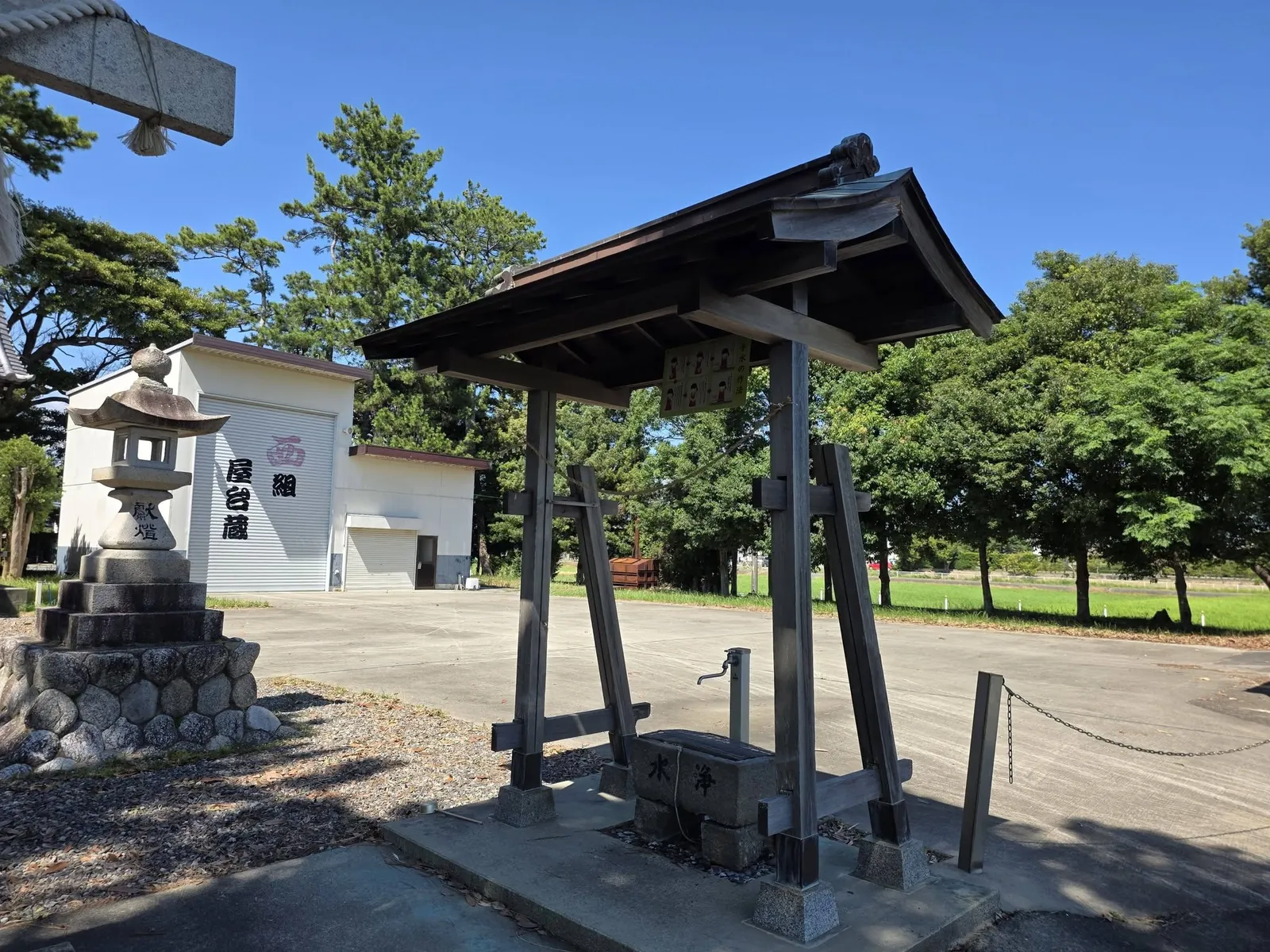 境内の手水舎と石造の手水鉢。