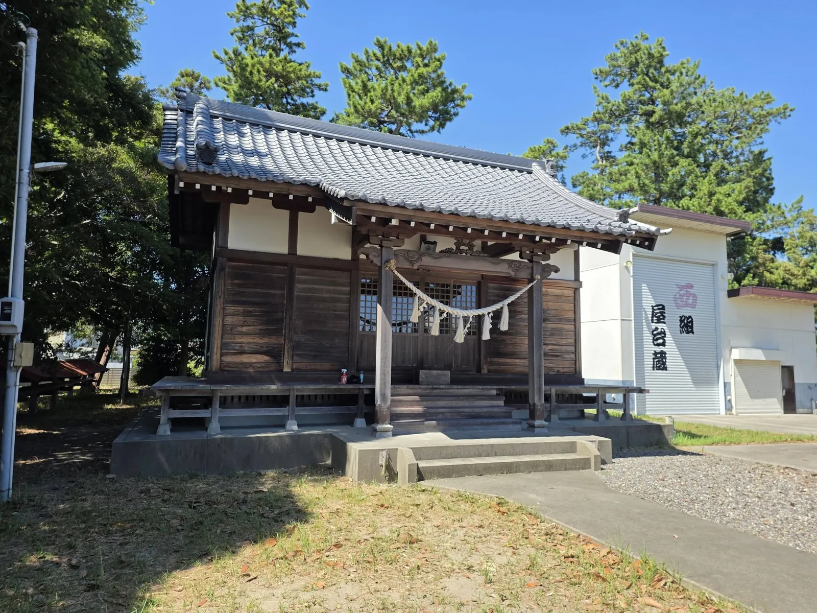正面から見た白山神社の社殿。
