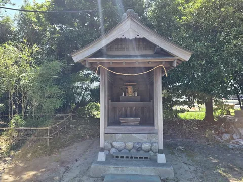 境内の木立に鎮座する小社。