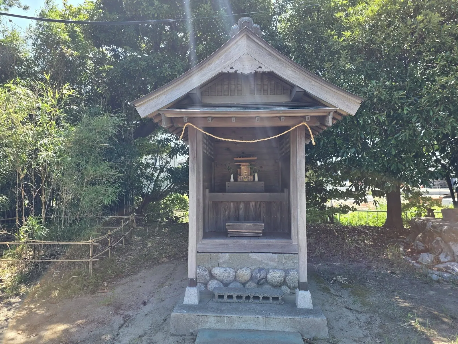 境内の木立に鎮座する小社。