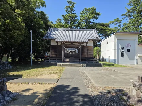 参道正面から見た白山神社の社殿。