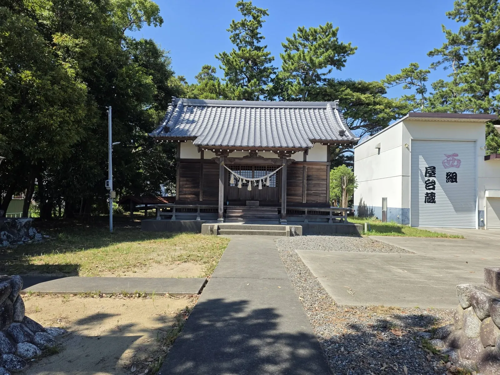 参道正面から見た白山神社の社殿。