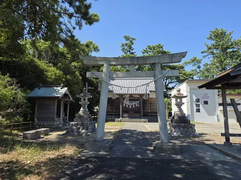 白山神社：石造鳥居から白山神社の社殿を望む。