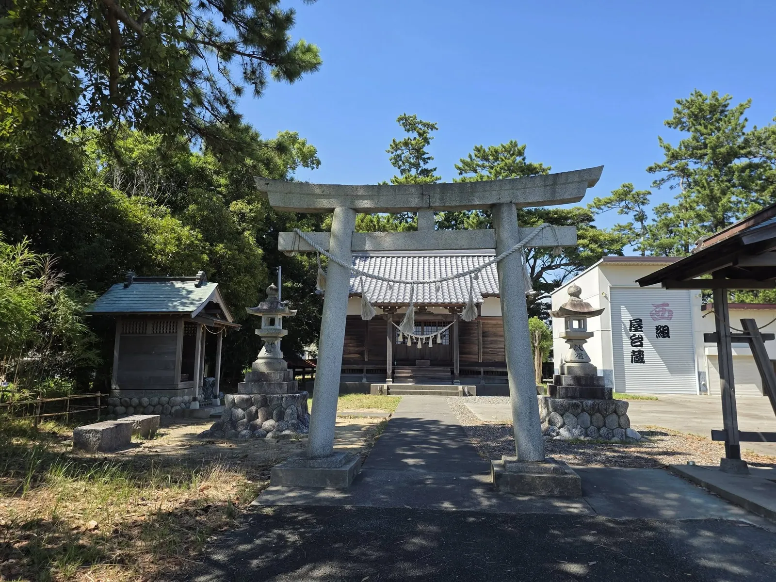 石造鳥居から白山神社の社殿を望む。