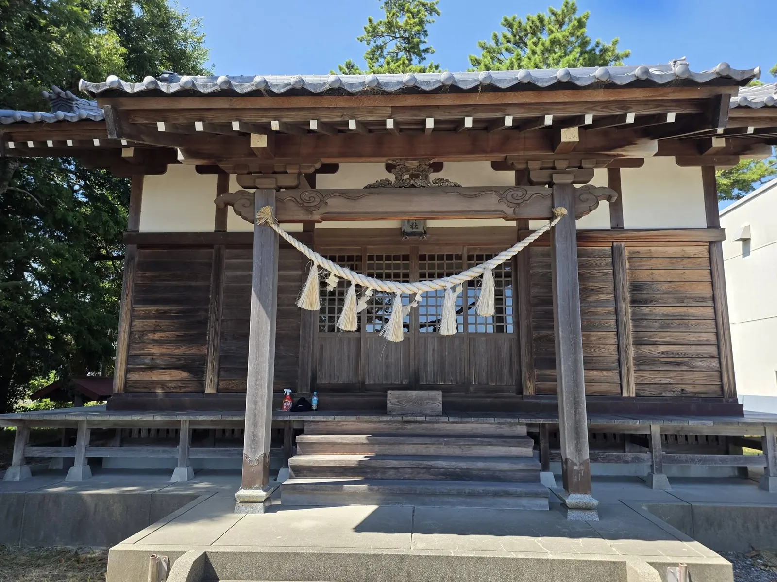 注連縄を掲げた白山神社の社殿正面。