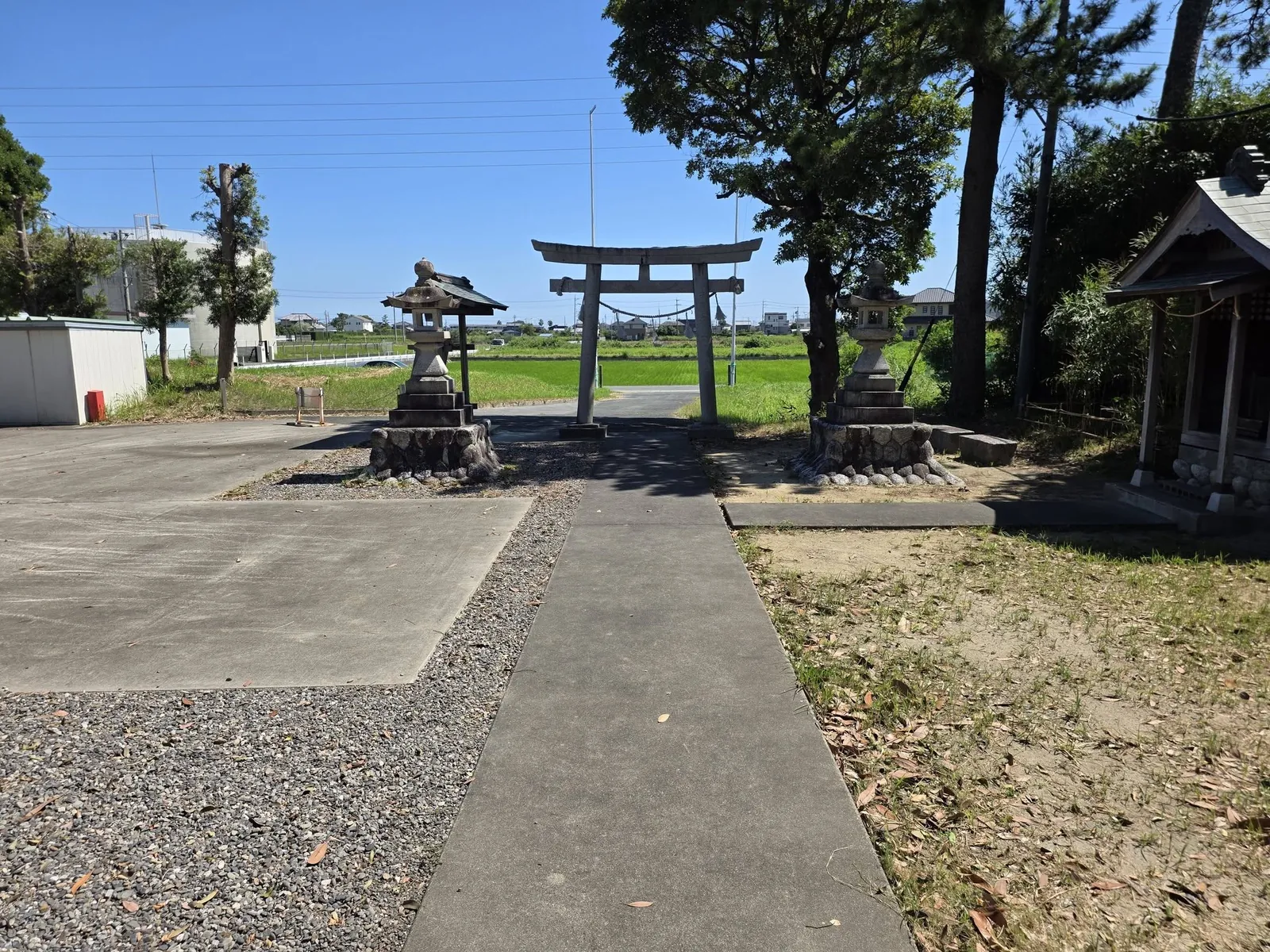 社殿側から鳥居へ向かう境内の参道。