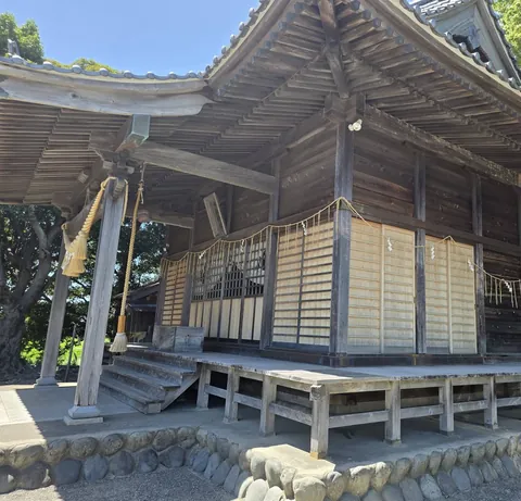 七社神社：七社神社の社殿を斜め前から望む。