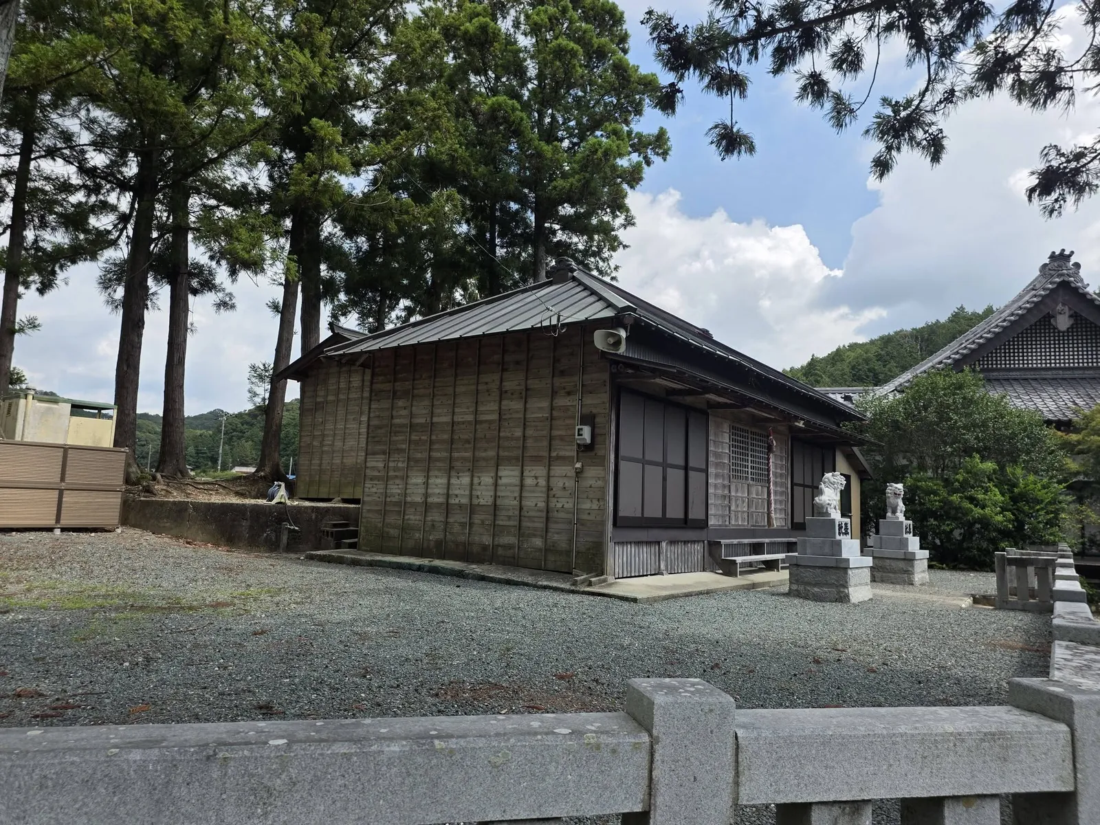 日吉山王神社の社殿を斜め前方から見る。