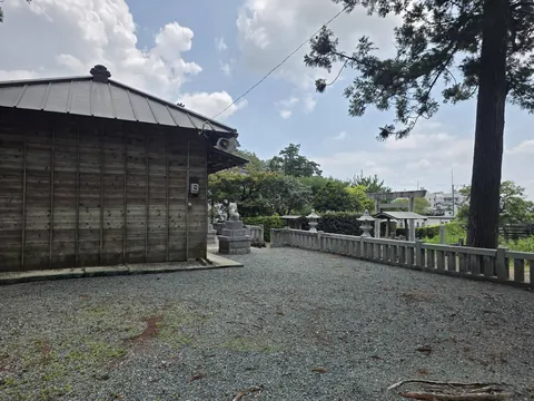 社殿脇から鳥居方向へ広がる境内。