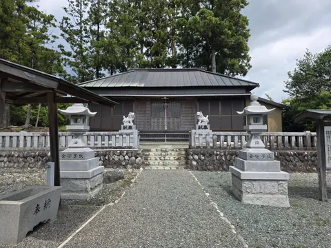 狛犬と手水舎を前に建つ社殿正面。