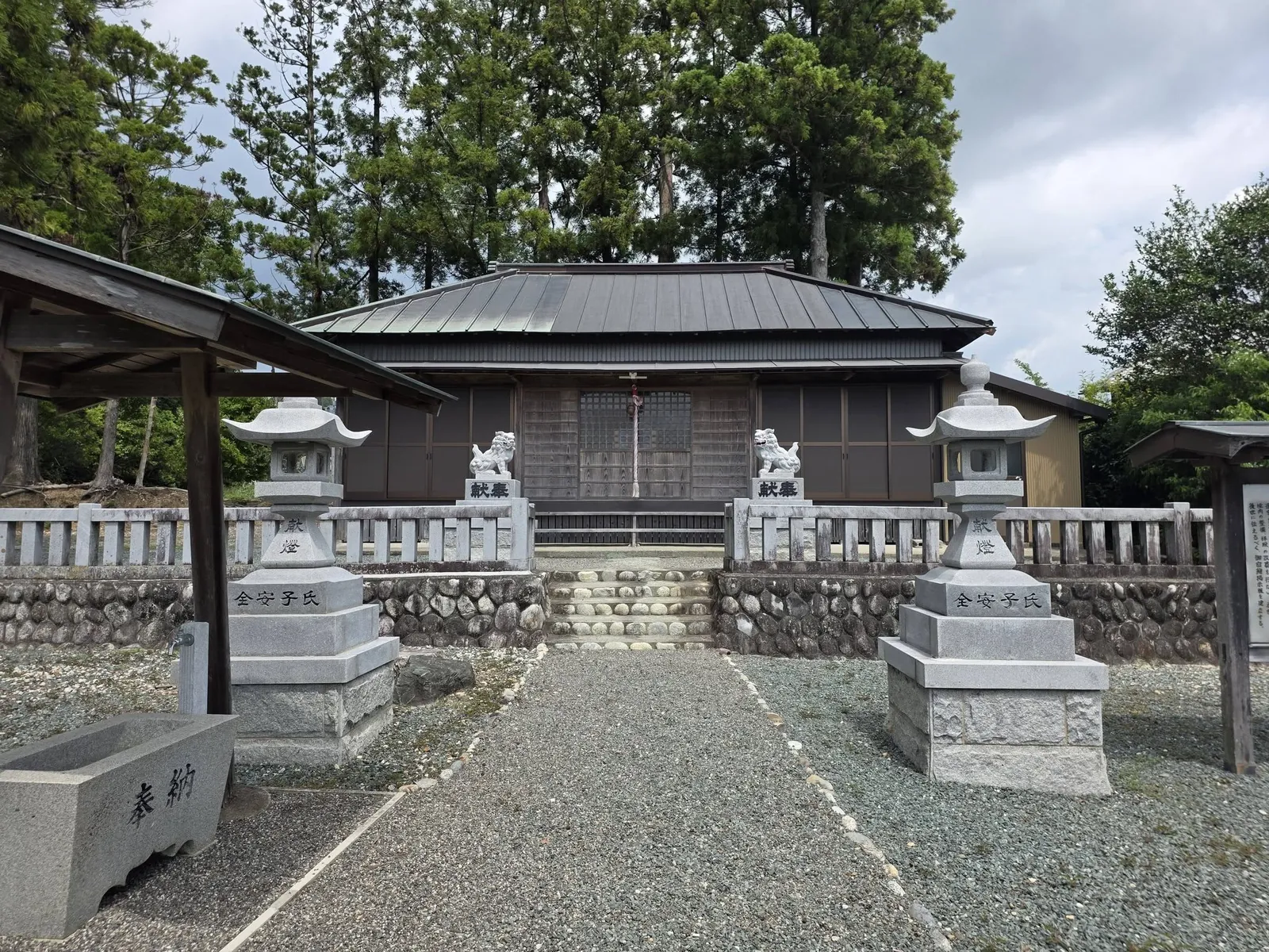 狛犬と手水舎を前に建つ社殿正面。