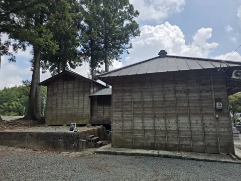 日吉山王神社の社殿を側方から見る。