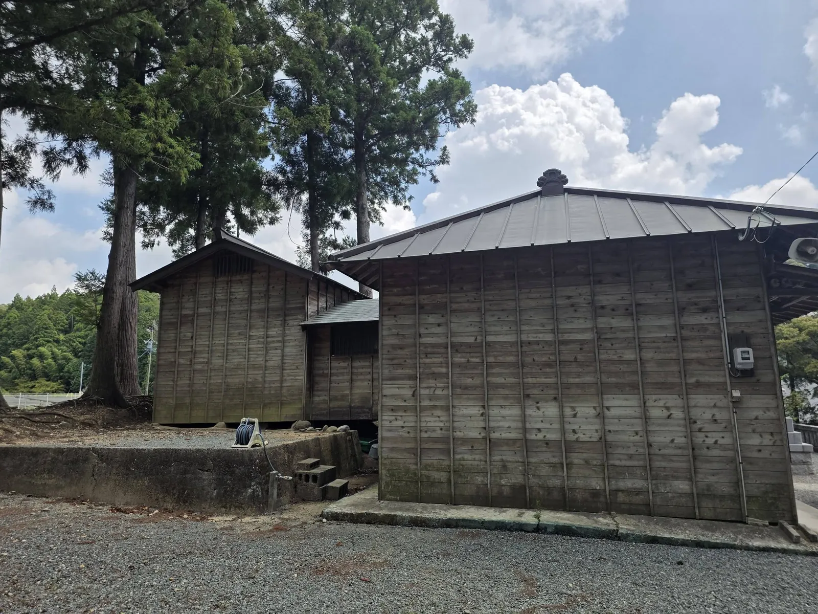 日吉山王神社の社殿を側方から見る。