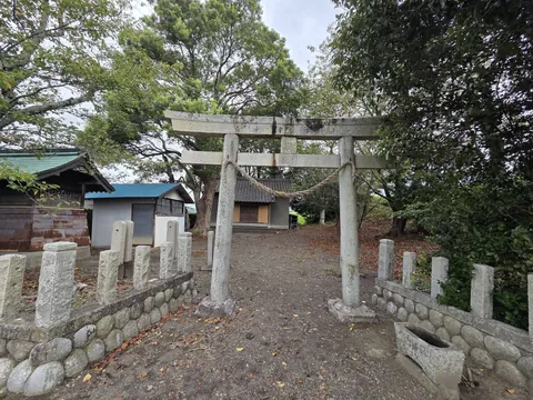 飯布水神社：境内入口の石造鳥居。参道の先に社殿が見え、両側に石製の玉垣を巡らす。