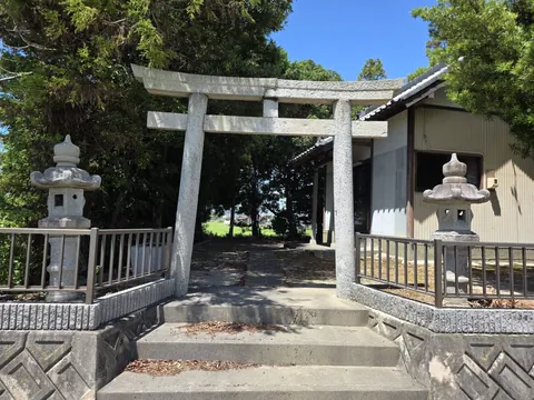石宮神社：石宮神社の石鳥居と石灯籠。
