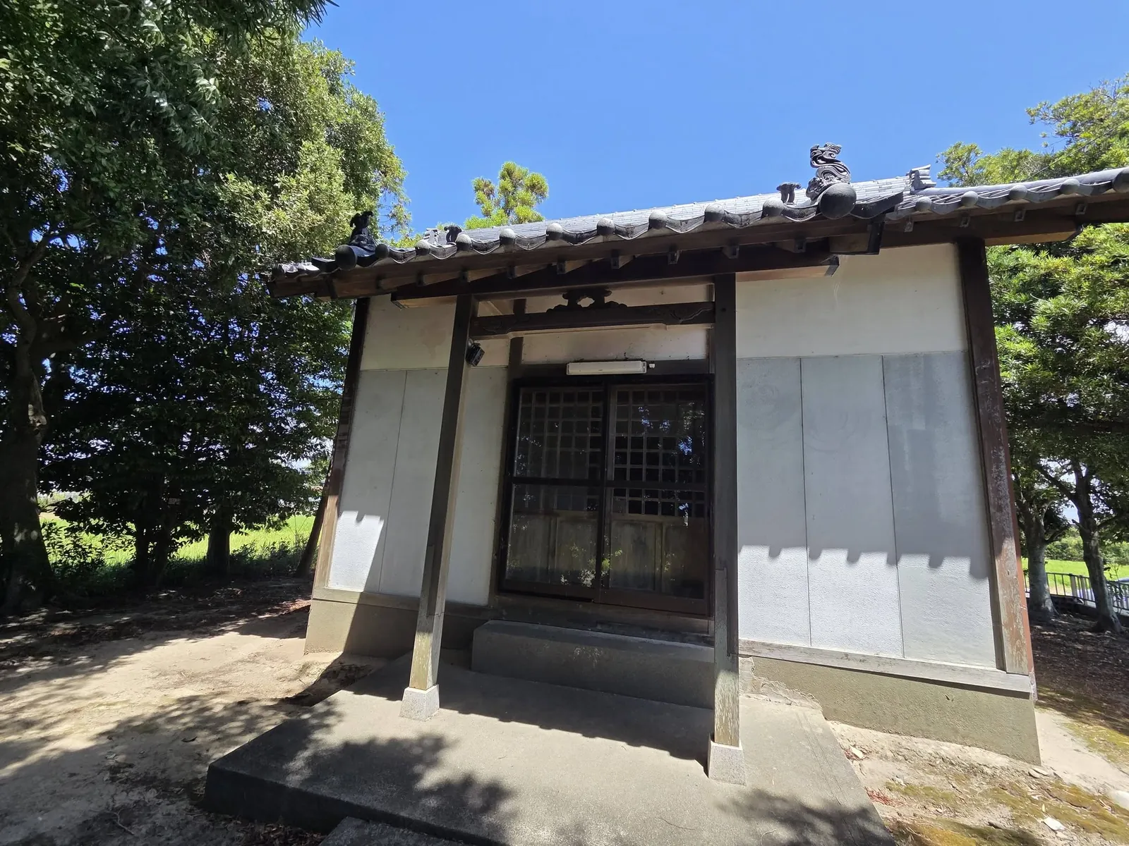 正面から見た石宮神社の社殿。