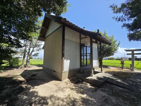 斜め前から見た社殿と鳥居。