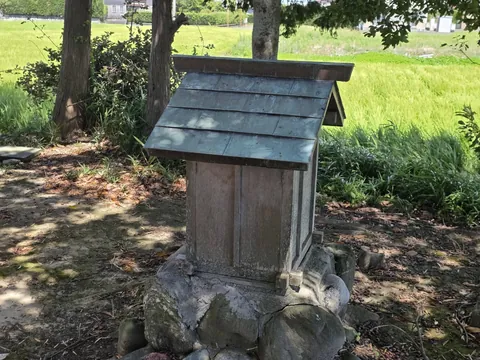 境内に祀られた小祠。