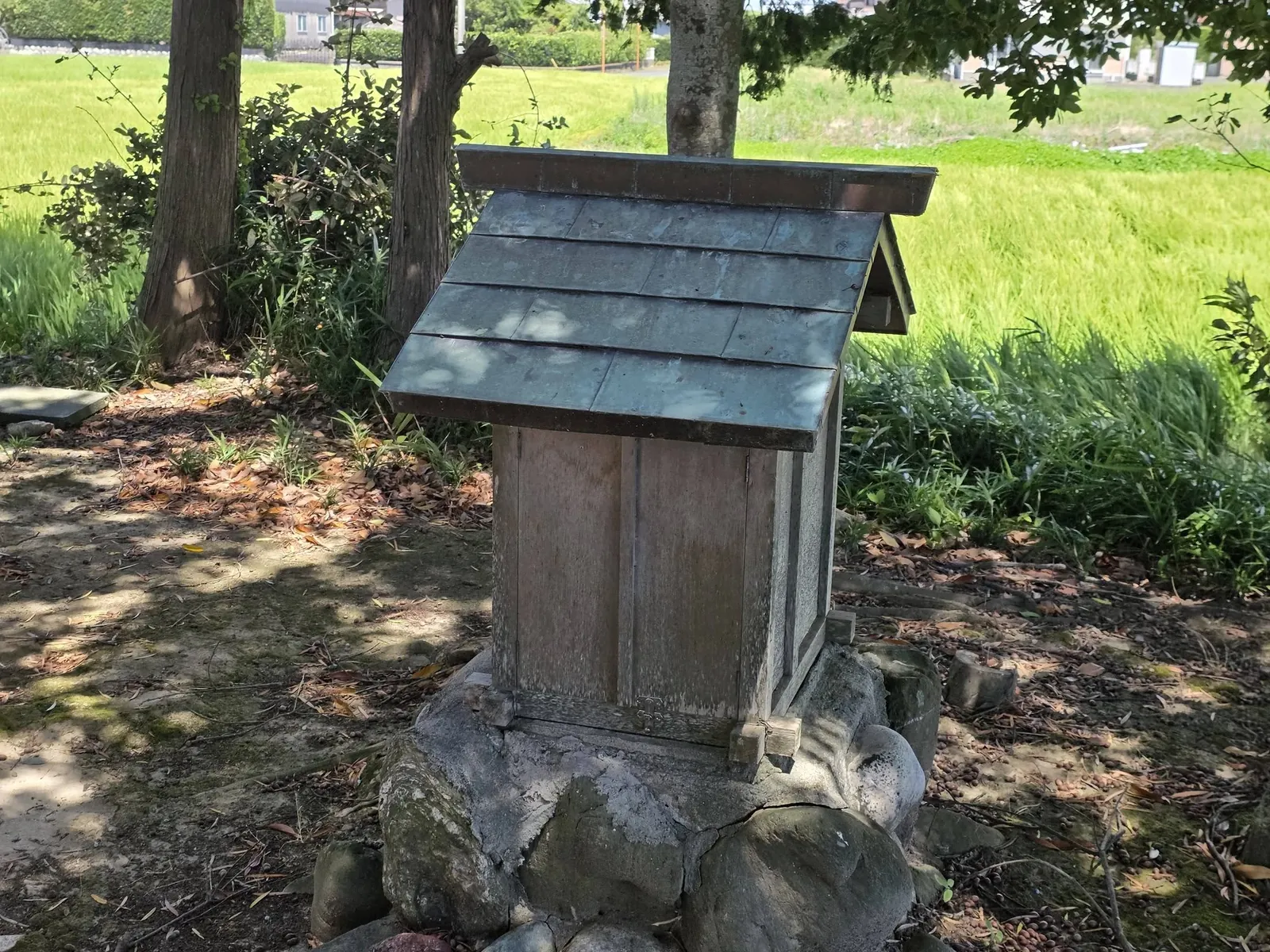 境内に祀られた小祠。