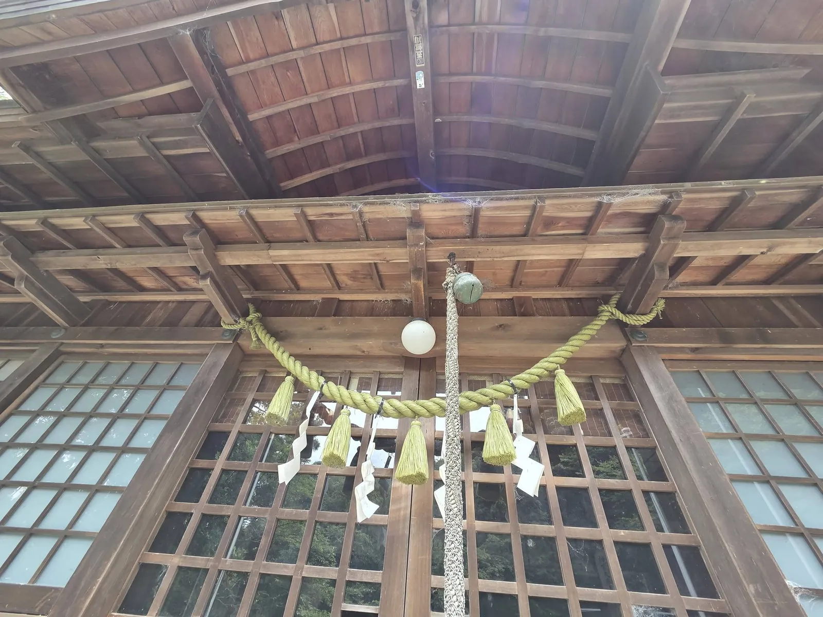拝殿正面。注連縄と紙垂が掛けられている。