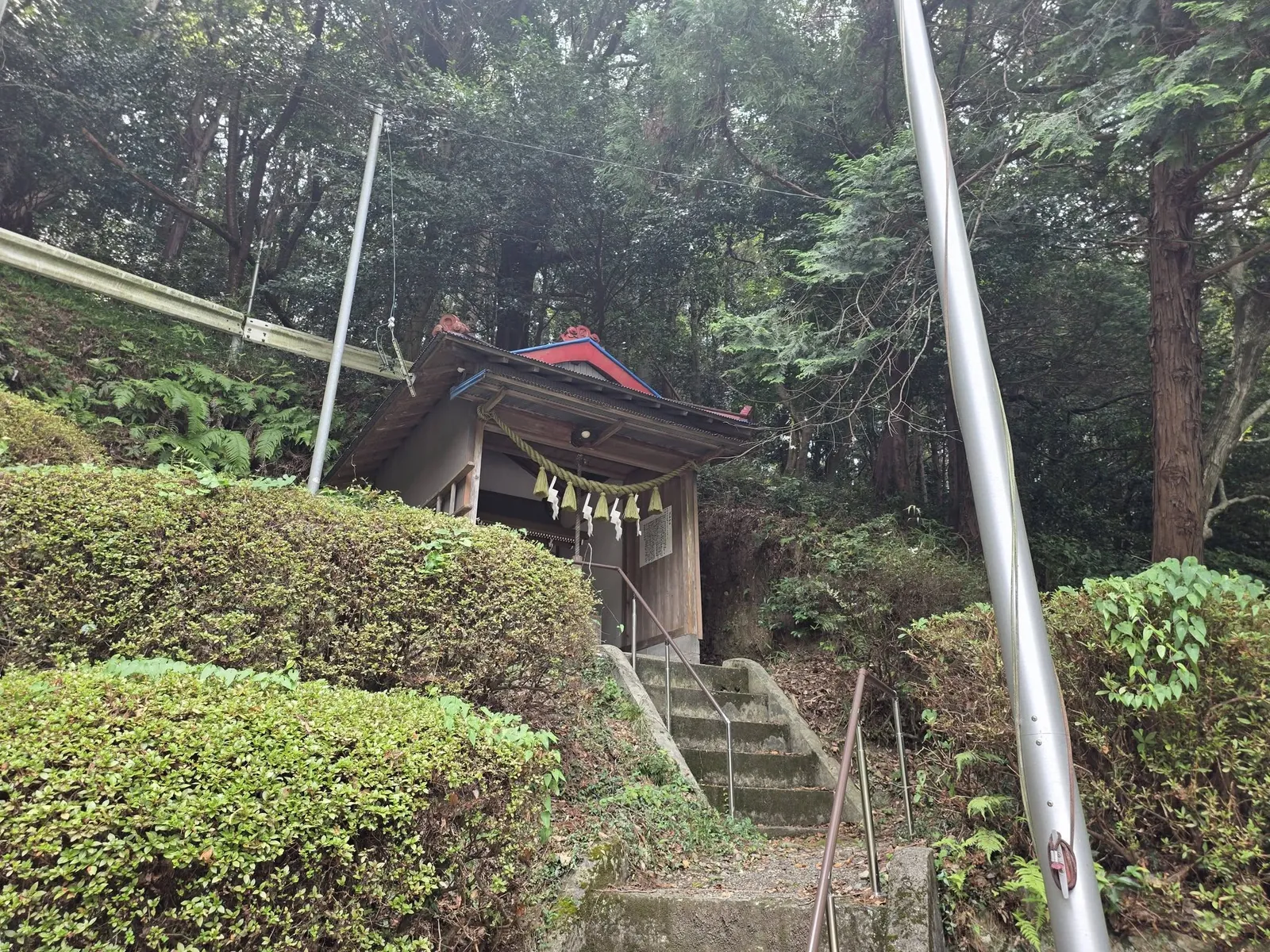 参道脇の境内社。