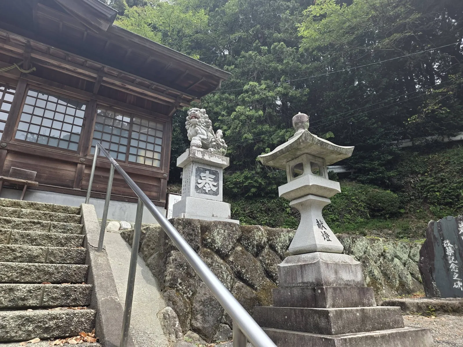 拝殿前の石灯籠と狛犬。