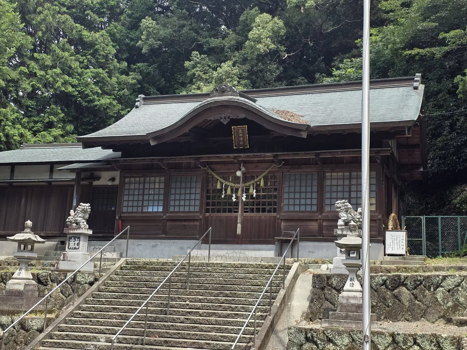 石段下から見た拝殿正面。