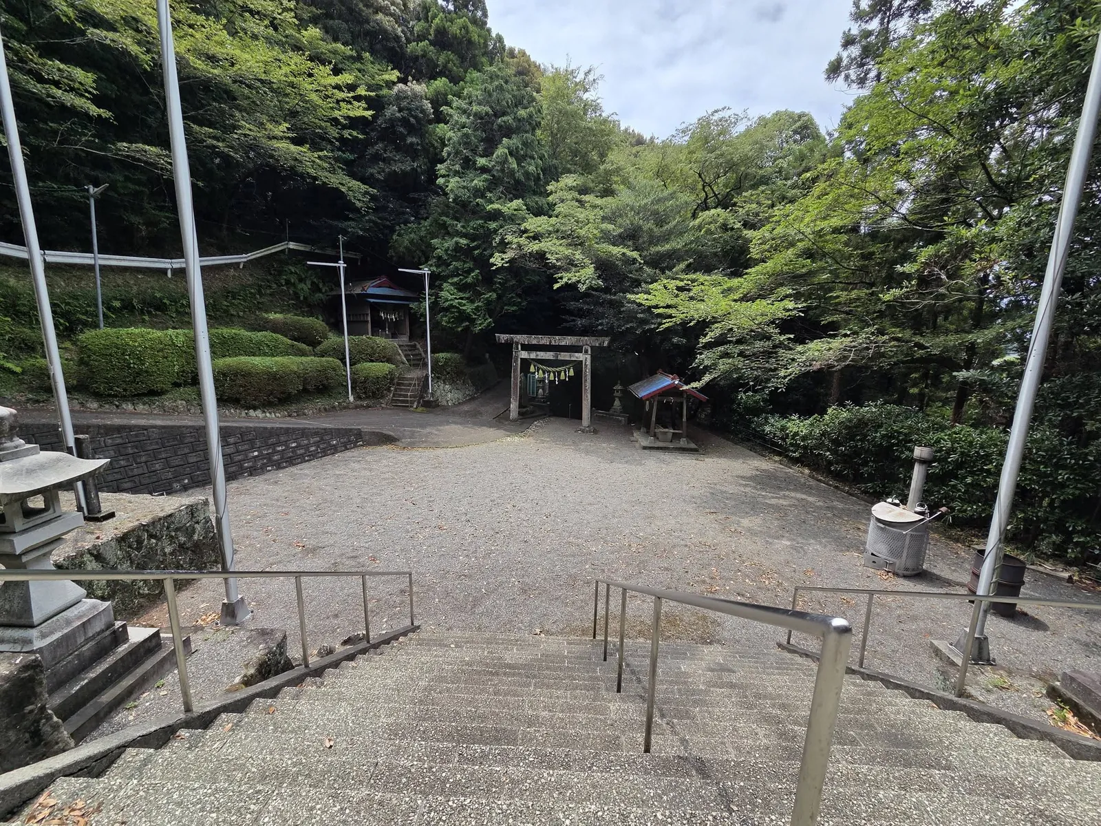 拝殿側から鳥居へ下る参道と境内。