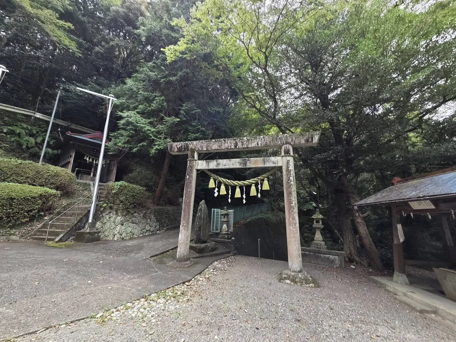境内社の石造鳥居と社殿。