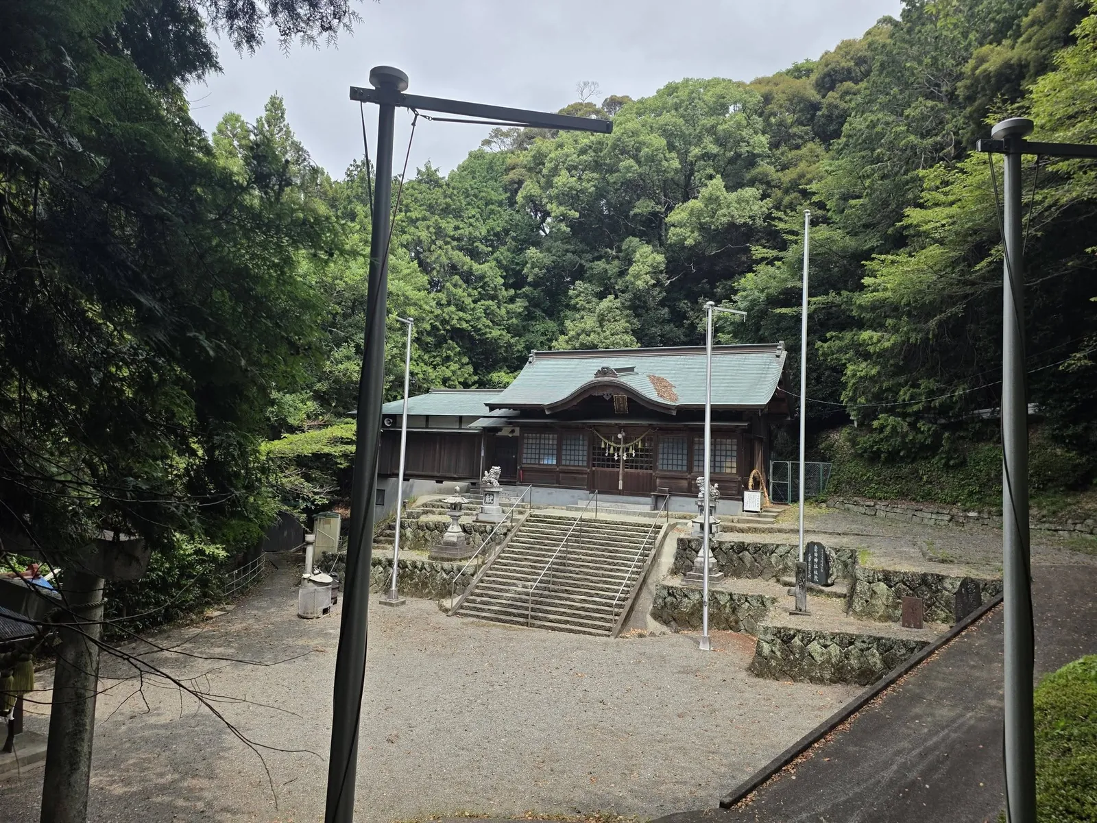 境内から見た拝殿と参道の全景。
