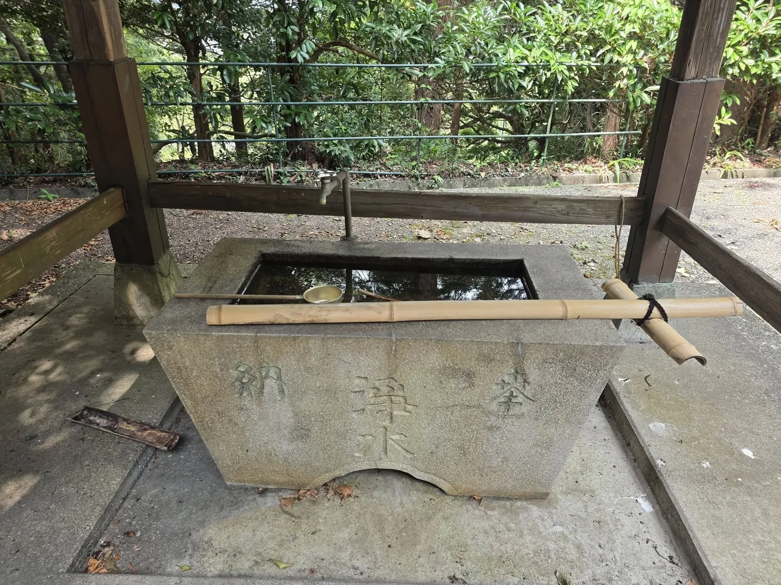 境内の手水鉢。