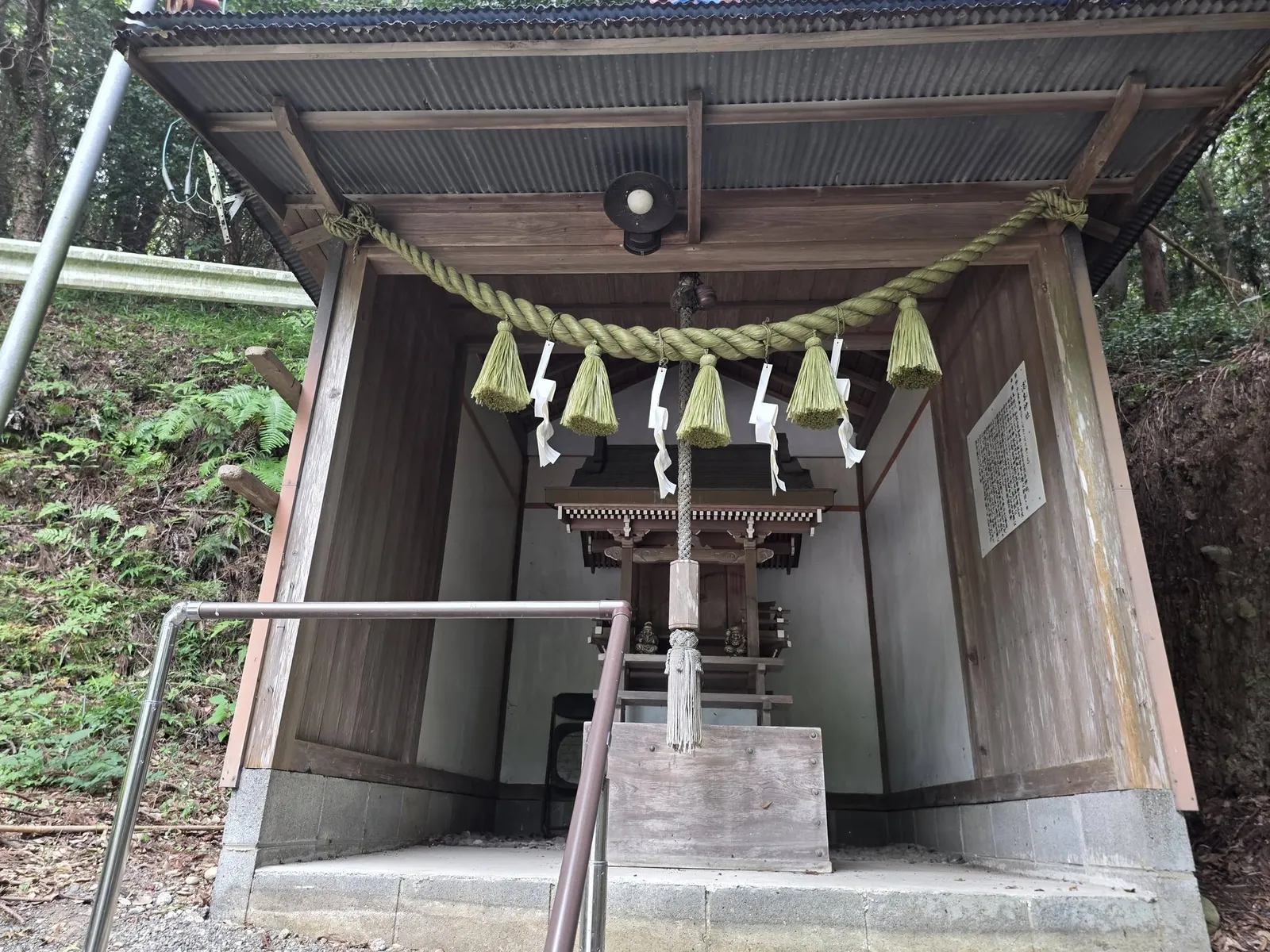 覆屋に納められた境内社。