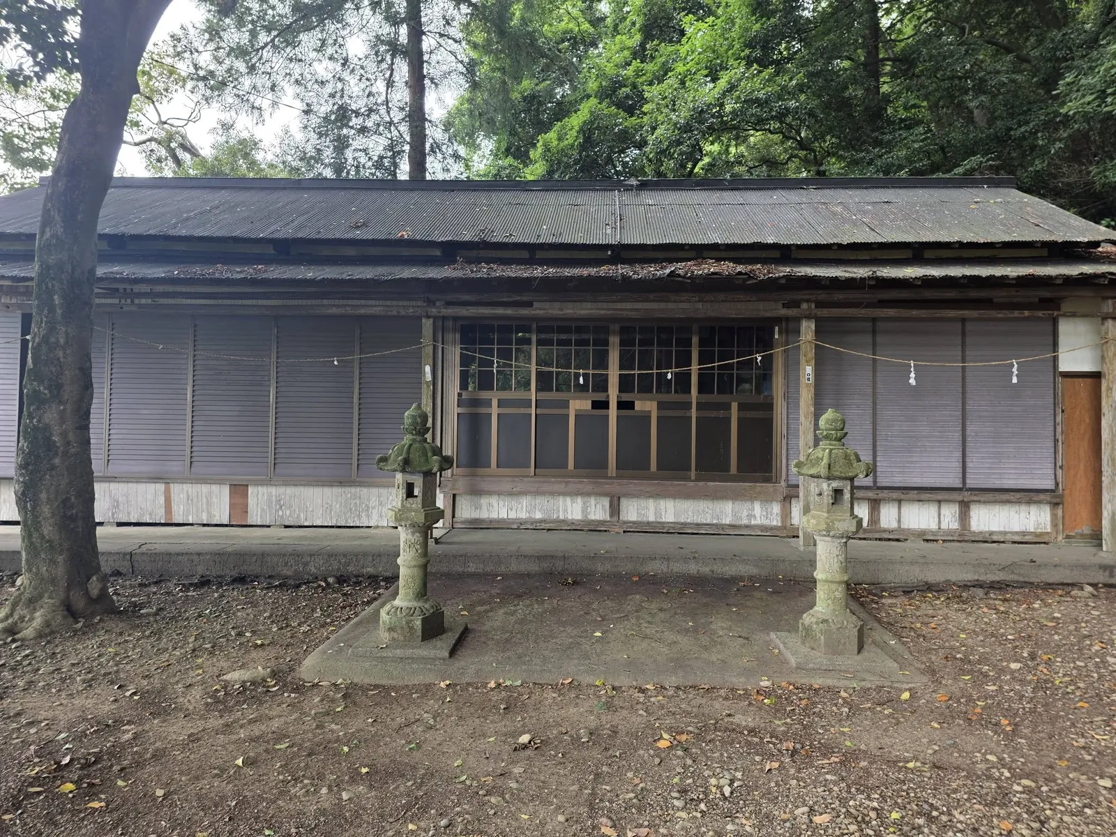 社殿正面。向拝の前に石灯籠が立つ。