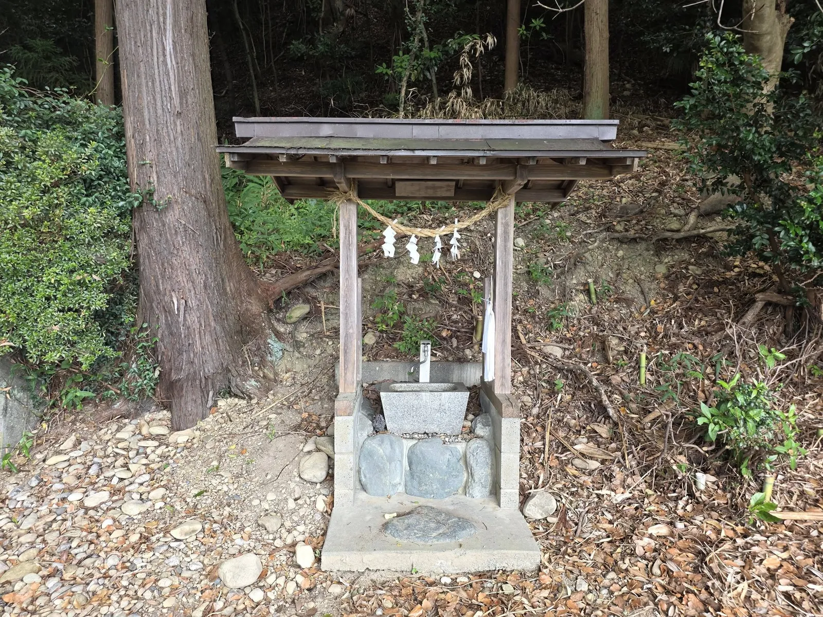 社殿脇に祀られた境内社。