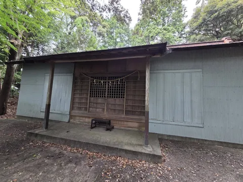 岩田神社の社殿正面。向拝に注連縄を掛ける。
