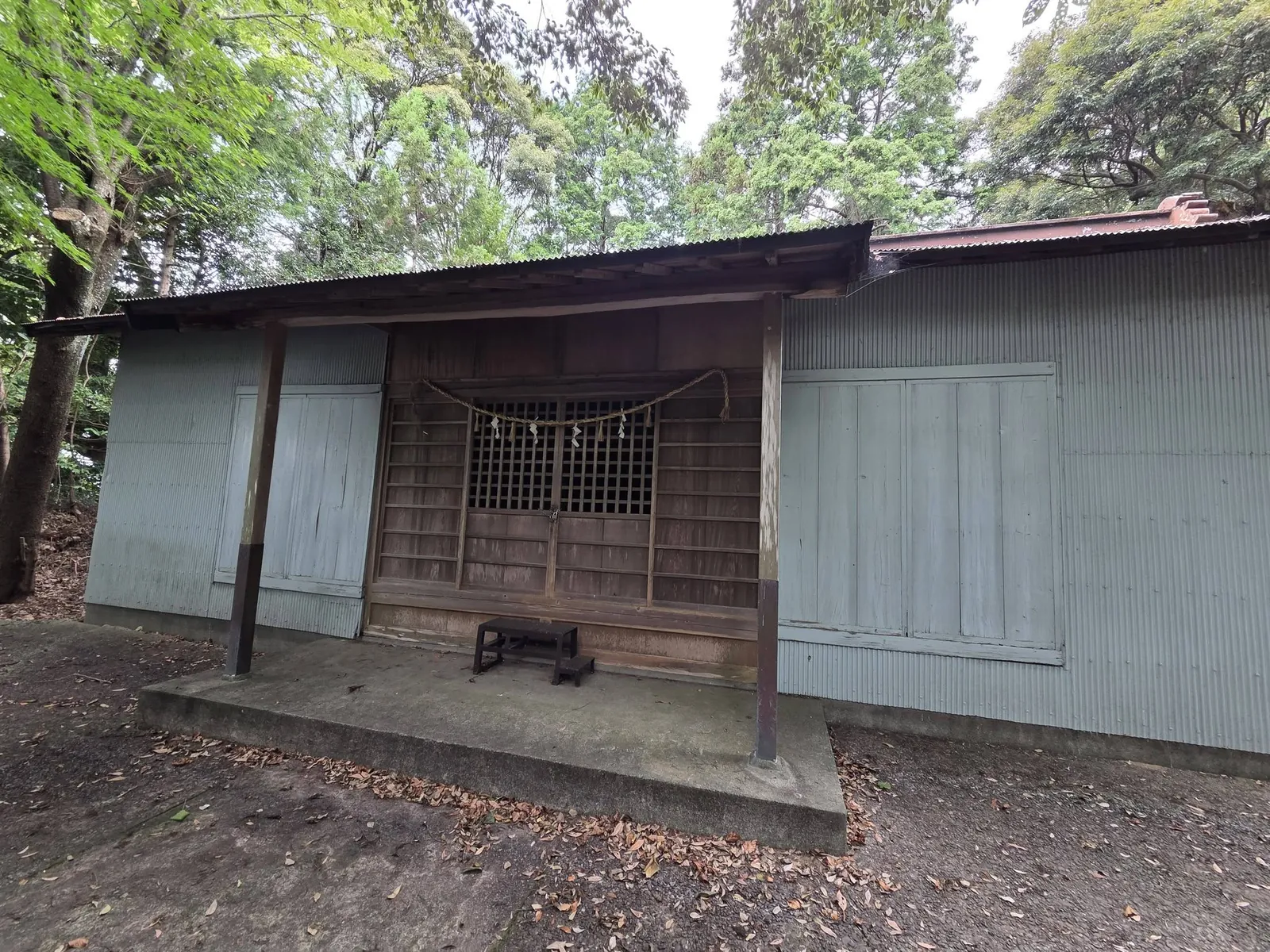 岩田神社の社殿正面。向拝に注連縄を掛ける。