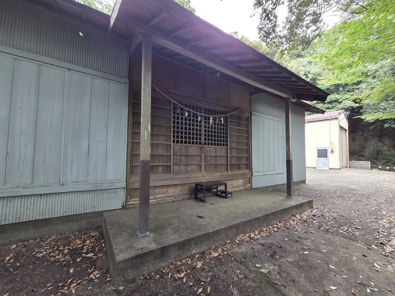 社殿正面を反対側から見る。