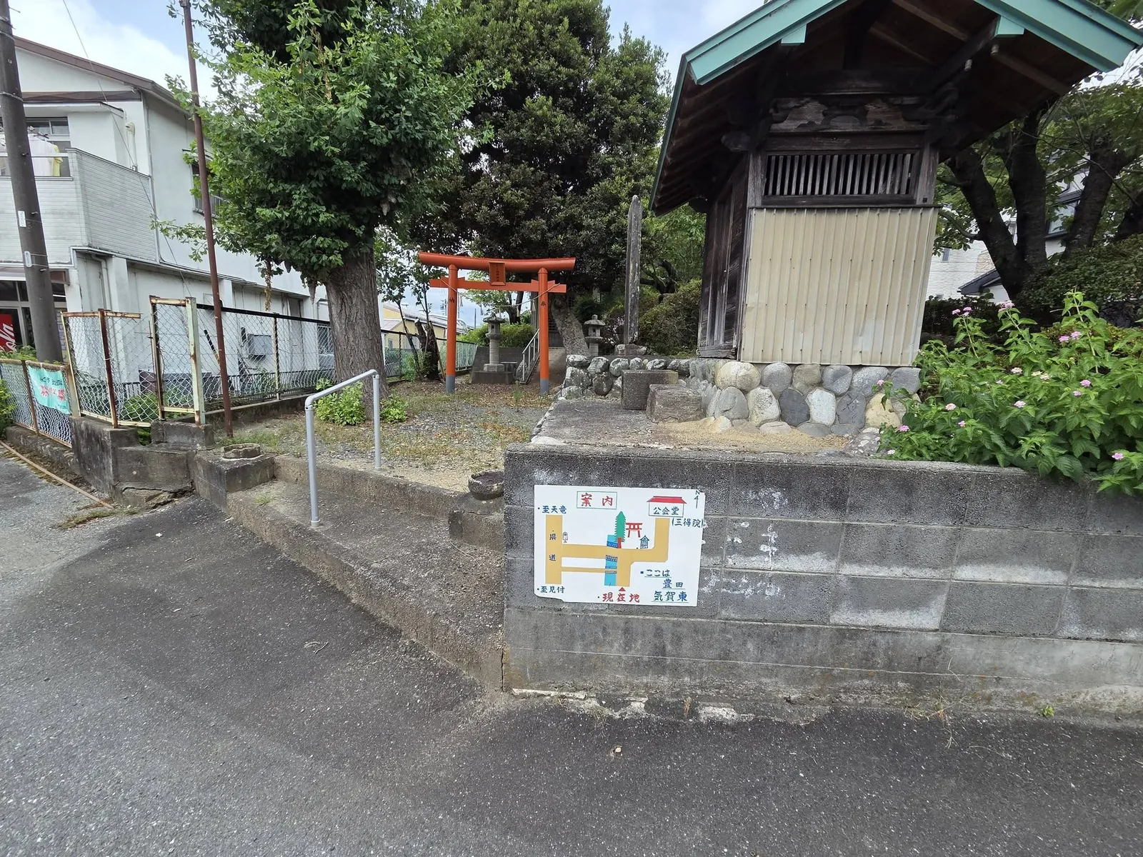 道路側から見た境内入口と社殿。