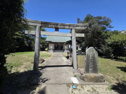 社号碑と十一社神社の石鳥居。