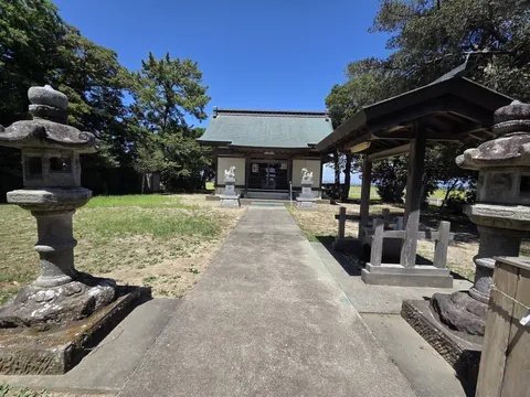 石灯籠の間を進む参道。