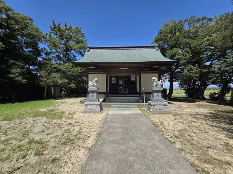 正面から見た十一社神社の拝殿。