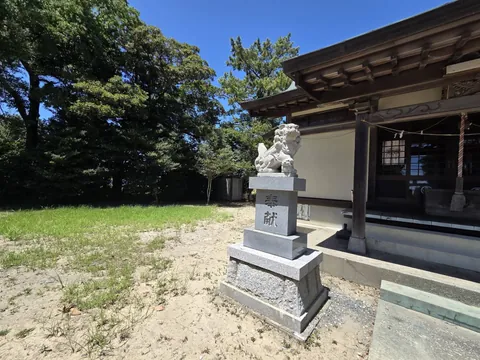 拝殿前の狛犬。