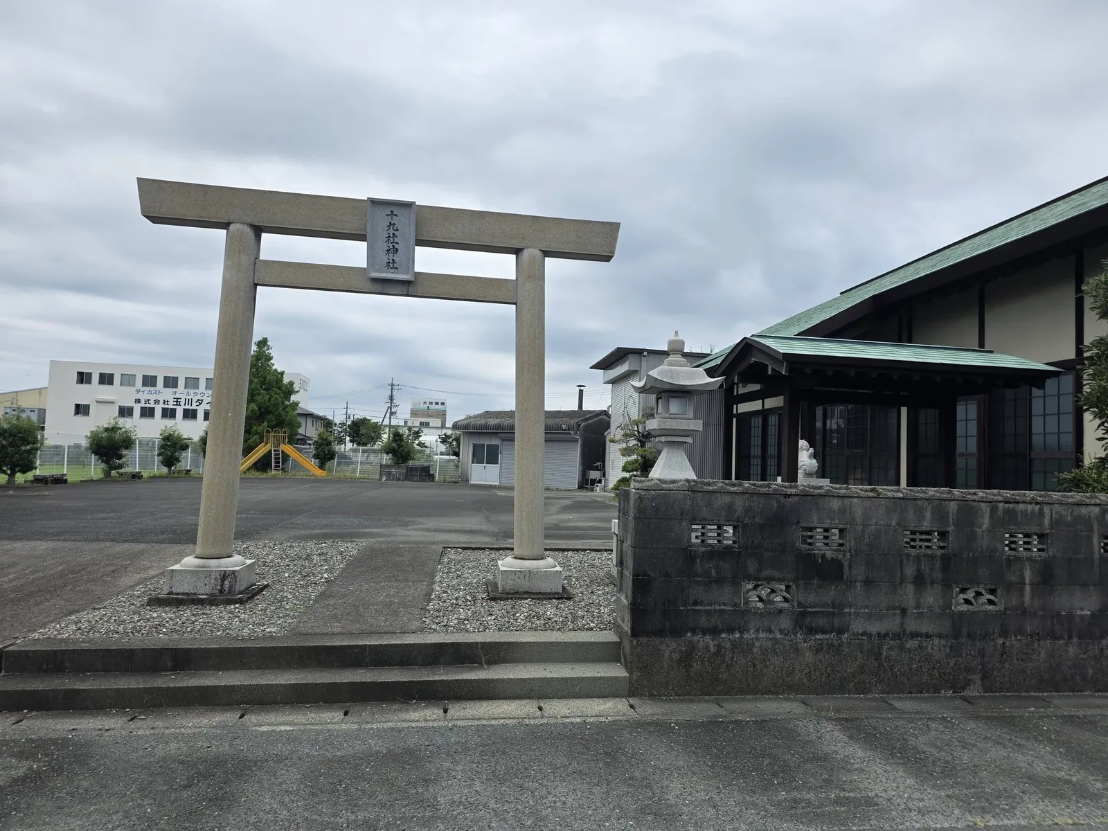 道路側から見た石造鳥居と社殿。