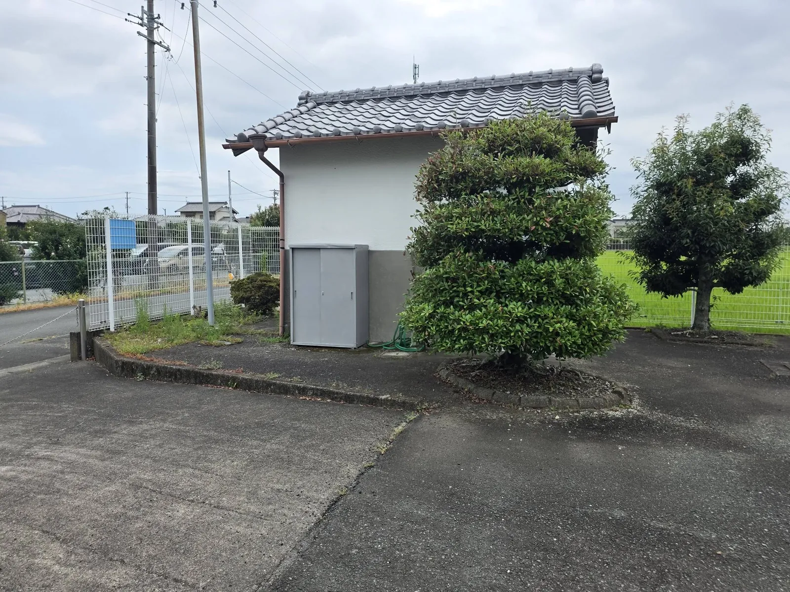 境内脇の建物と周囲の景観。